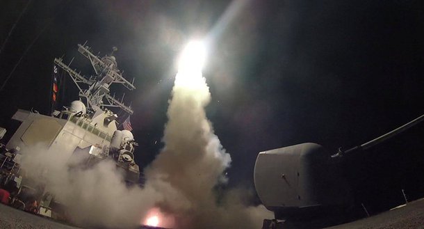 Apresentador do canal norte-americano MSNBC, Brian Williams chamou de "belas" as imagens do ataque dos EUA contra a base na Síria durante a apresentação ao vivo; ele utilizou o adjetivo mais de três vezes em 30 segundos; "Passamos aos detalhes. Vemos estas belas imagens noturnas tiradas das cobertas dos porta-aviões da Marinha dos EUA posicionados no Mediterrâneo oriental. É impossível não citar o famoso Leonard Cohen: 'Que belas são as nossas armas.' São imagens belas", comunicou o apresentador