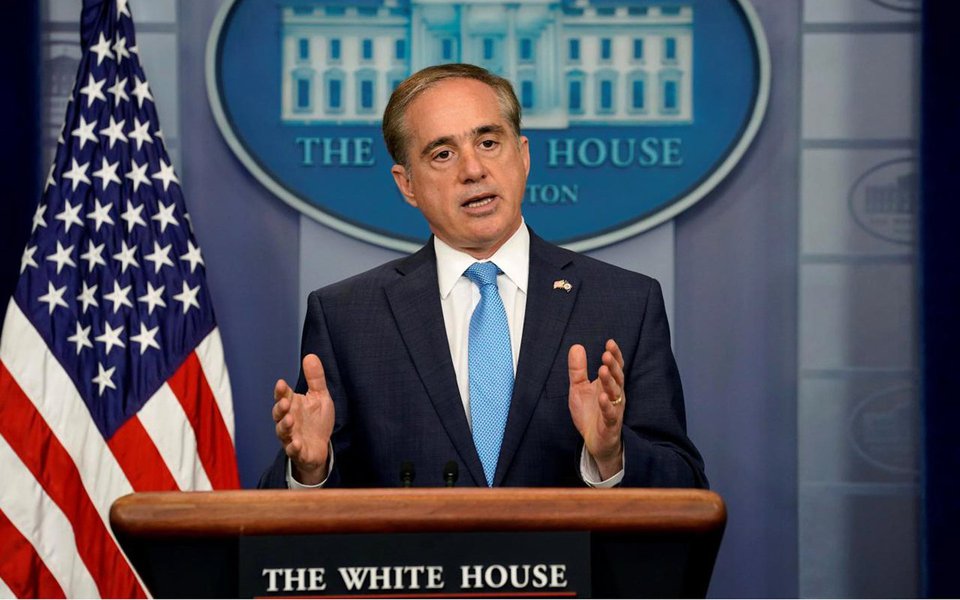 Secretário de Assuntos dos Veteranos dos Estados Unidos, David Shulkin, disse que os grupos de extrema-direita que se reuniram em Charlottesville (Virgínia) representam uma "afronta aos ideais americanos"; "É uma afronta aos veteranos do nosso país que se permita não questionar os nazistas e supremacistas brancos. E sou definitivamente contrário a esses grupos", afirmou; Shulkin é dos poucos titulares do governo Donald Trump que falaram sobre o ocorrido em Charlottesville, onde um neonazista avançou com seu automóvel contra uma manifestação antirracista e matou uma mulher e feriu outras 20 pessoas; Trump culpou os "dois lados" pelos incidentes na Virgínian.