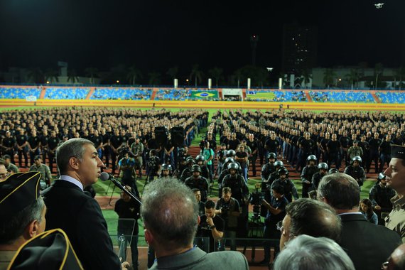"Os novos 2,5 mil policiais são homens e mulheres que, a partir de agora, fazem parte da maior referência em Polícia Militar do Brasil", afirmou o vice-governador José Eliton nesta terça-feira, ao lado do governador Marconi Perillo, durante apresentação dos candidatos aprovados do concurso público para cadetes e soldados de 3ª Classe da Polícia Militar; na ocasião, Eliton ressaltou o papel da PM na defesa da população e na manutenção da paz; "É uma corporação honrada, que, sob o comando do governador Marconi Perillo, teve a devida valorização", declarou