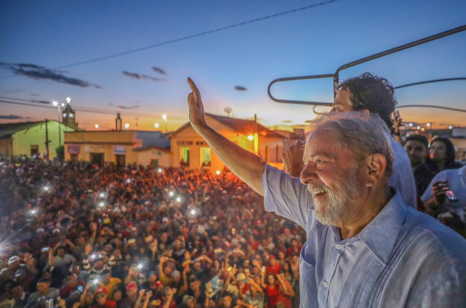 Em Juazeiro do Norte, no último ato político da caravana pelo Ceará, o ex-presidente criticou as decisões que o atual governo vem tomando, como a MP que limita os gastos em saúde e educação e as privatizações de grandes empresas como a Eletrobrás; “Estão entregando este País (…). Eu acho que o Moro em vez de ficar procurando coisa minha deveria se preocupar com essas vendas que eles estão fazendo. É preciso saber quem está ganhando com essas privatizações”, afirmou; "Eu nem sei se vou poder ser candidato. Mas eles precisam saber que se eu for, é pra ganhar. E desfazer tudo o que eles estão fazendo", assegurou; assista