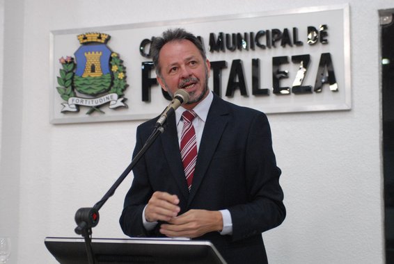 O vereador Acrísio Sena (PT) criticou a decisão da Prefeitura de Fortaleza de realizar treinamento da Guarda Municipal para o uso de armas de fogo. "É um retrocesso, a proposta de armamento é de uma concepção tosca de segurança. Isso tá indo na contramão do mundo, que está desmilitarizando suas polícias", afirmou, questionando ainda a legalidade da medida. Defensor da proposta, o vereador Márcio Cruz (PSD) enfatizou que a legislação sofreu alterações através da lei complementar 0019/2004 e permite o porte de arma