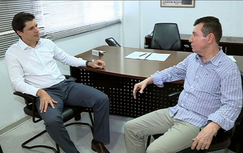 Depois de prefeitos criticarem publicamente a paralisa do partido na agenda de discussões para a eleição de 2018, o deputado estadual José Nelto resolveu pressionar o presidente da sigla, Daniel Vilela; Nelto assume que o filho de Maguito é o pré-candidato ao governo de Goiás, porém precisa se livrar das acusações na Operação Lava Jato; Daniel foi delatado por executivos da Odebrecht; ele é acusado de receber dinheiro vai caixa 2 em campanha; "Quem tem que resolver essa questão é ele com os advogados dele, nós não temos como, ninguém tem poder sobre a Operação Lava Jato. Torcemos para que ele resolva e viabilize sua candidatura, mas o partido não pode ir pro suicídio", alertou Nelto