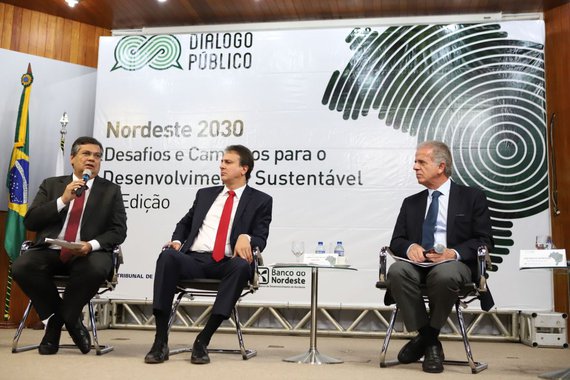 O governador Flávio Dino participou do “Diálogo Público: Nordeste 2030 – Desafios e caminhos para o desenvolvimento sustentável”, promovido pelo TCU na sede do Banco do Nordeste (BNB), em Fortaleza; ao lado de outros governadores da região, autoridades federais e gestores estaduais, o evento teve como principal objetivo apresentar as conclusões do Relatório Sistêmico da Região Nordeste (Fisc Nordeste), discutir os índices e avaliar a qualidade dos gastos públicos voltados à população nordestina; “Acredito muito que a gente vai conseguir avançar enfrentando as dificuldades materiais e concretas: reforma tributária, distribuição de renda e riqueza no Brasil e definindo um novo paradigma entre os órgãos de controle, com os aplicadores da lei, com o Executivo de modo geral”