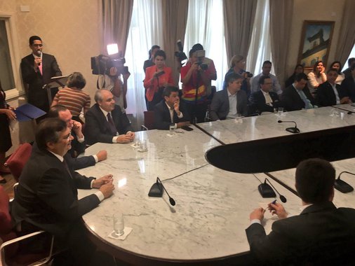 O governador do Maranhão, Flávio Dino, assinou ordens de serviço para a recuperação de sistemas de abastecimento de água em seis municípios; as obras serão feitas em Colinas, Duque Bacelar, Cidade Nova em Barreirinhas, Miranda do Norte, Santa Rita e Dom Pedro; ao todo, o governo estadual vai investir cerca de R$ 8 milhões neste pacote de ordens de serviço
