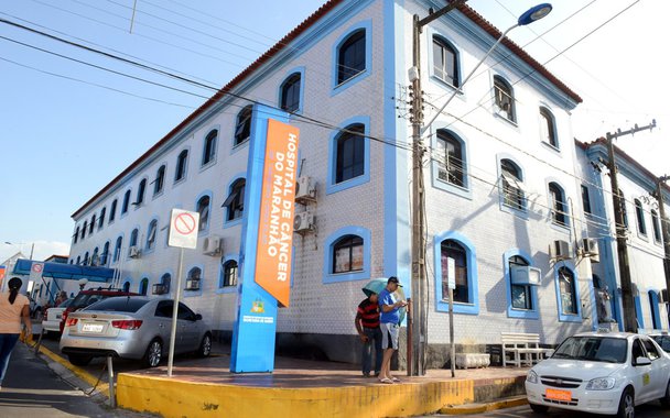 O governo estadual informou que o Hospital de Câncer Dr. Tarquínio Lopes Filho, antigo Hospital Geral, será transformado em uma unidade completamente voltada para o tratamento contra a doença; isso vai acontecer quando as obras do novo Hospital de Traumatologia e Ortopedia (HTO) ficarem prontas, o que é previsto para este segundo semestre; atualmente, o Dr. Tarquínio faz também as cirurgias ortopédicas de alta complexidade; quando o HTO começar a funcionar, o Dr. Tarquínio estará inteiramente dedicado aos pacientes da oncologia