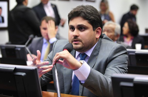 Através das redes sociais, o deputado federal Juscelino Filho (foto), presidente estadual do DEM-MA, desmentiu uma nota do jornal O Estado do Maranhão, que garantia ter havido uma reunião com o presidente nacional da legenda, Agripino, impondo a condição de dar a legenda para Zé Reinaldo (PSB) com a condição de que ele não fique na coligação do governador Flávio Dino (PC do B)
 