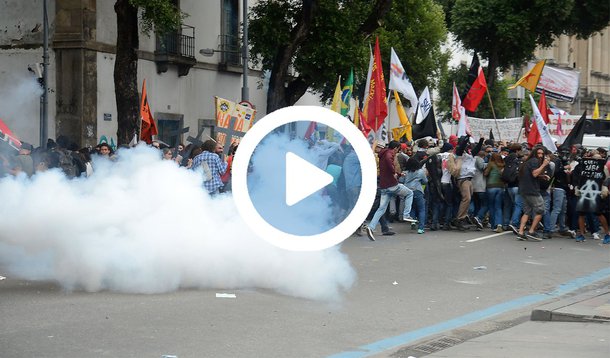 "Tinha tudo para ser um ato democrático", mas foi "vergonhoso", diz o texto do vídeo divulgado pelo mandato da deputada Benedita da Silva (PT-RJ), que mostra cenas de pancadaria e violência da polícia militar do Rio de Janeiro contra manifestantes que participavam do ato da greve geral na última sexta-feira 28; assista