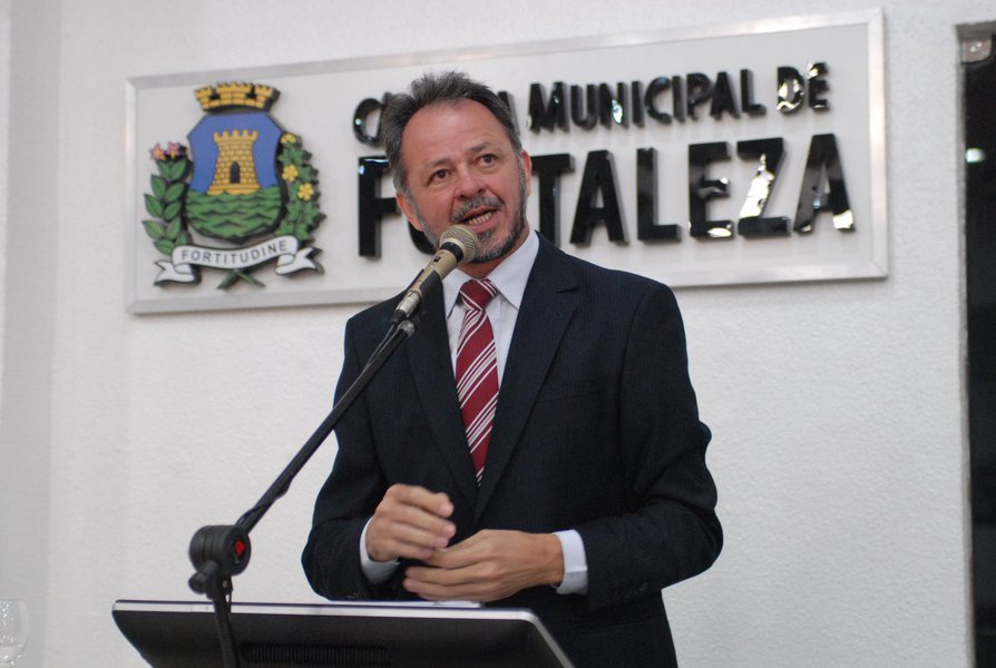 O vereador Acrísio Sena (PT) criticou a decisão da Prefeitura de Fortaleza de realizar treinamento da Guarda Municipal para o uso de armas de fogo. "É um retrocesso, a proposta de armamento é de uma concepção tosca de segurança. Isso tá indo na contramão do mundo, que está desmilitarizando suas polícias", afirmou, questionando ainda a legalidade da medida. Defensor da proposta, o vereador Márcio Cruz (PSD) enfatizou que a legislação sofreu alterações através da lei complementar 0019/2004 e permite o porte de arma
