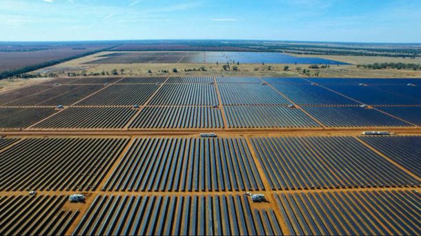 O parque solar Lapa, considerado o maior parque solar fotovoltaico em operação no Brasil, entrou em operação nesta segunda-feira; localizado no município de Bom Jesus da Lapa, o parque é composto por duas usinas, com capacidade instalada total de 158 megawatts; a operação do parque é da Enel Green Power, subsidiária brasileira do grupo italiano Enel; Lapa  é capaz de gerar cerca de 340 gigawatts de energia por ano; a energia é suficiente para atender às necessidades anuais de consumo de energia de mais de 166 mil lares brasileiros