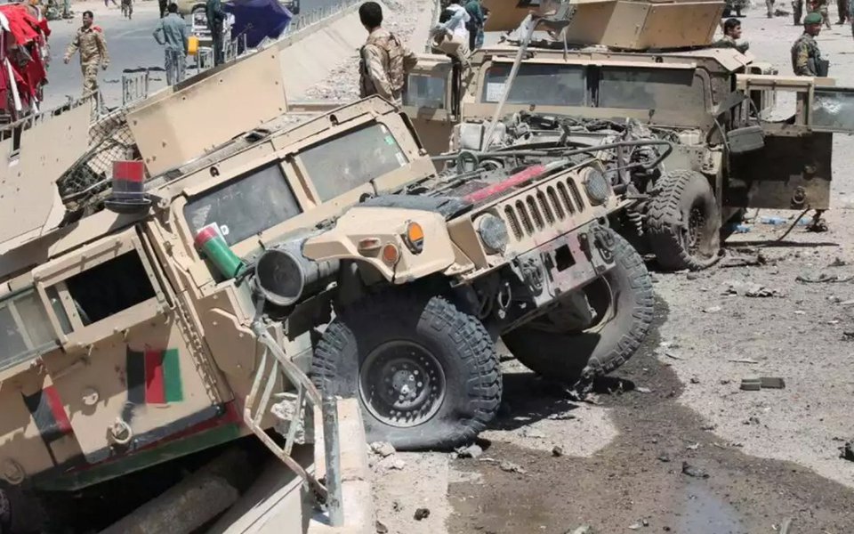 Pelo menos seis pessoas morreram hoje (23) e outras 40 ficaram feridas, a maioria civis, em um atentado suicida dos talibãs, no qual um insurgente detonou um veículo lotado de explosivos nos arredores de um quartel policial no sul do Afeganistão; explosão perto da entrada do quartel-general da polícia em Lashkargah, capital da província de Helmand, causando "muitas baixas", disse à Agência de notícias EFE o porta-voz da polícia, Salam Afghan