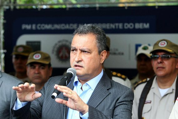 O governador Rui Costa vai encaminhar à Assembleia Legislativa ainda neste mês um projeto de lei criando remuneração especial para policiais da reserva (oficiais e soldados); segundo Rui, os profissionais da reserva serão convidados a retornar à ativa para exercer funções de retaguarda, como monitoramento de câmeras de segurança, que exigem a presença de policiais 24 horas por dia, nos sete dias da semana; "Com isso, vamos liberar quase dois mil policias de funções de retaguarda e da área administrativa, para atuar nas ruas", afirmou o governador nesta quarta-feira, na cerimônia em que lançou uma nova tropa com 96 PMs de Patrulhamento Tático Móvel em Cajazeiras