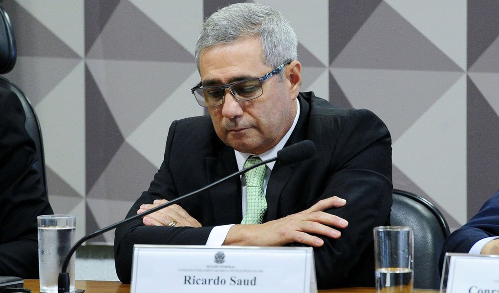 Ex-diretor de Relações Institucionais da J&amp;F Ricardo Saud invocou o direito constitucional de ficar calado na reunião da CPMI da JBS; ele disse apenas que falará caso o acordo de delação premiada dele seja restabelecido; "Tão logo as premissas do acordo de delação premiada sejam restabelecidas ninguém tem mais interesse de falar que eu", afirmou aos membros da CPMI; atualmente, Saud está preso no Complexo Penitenciário da Papuda, em Brasília