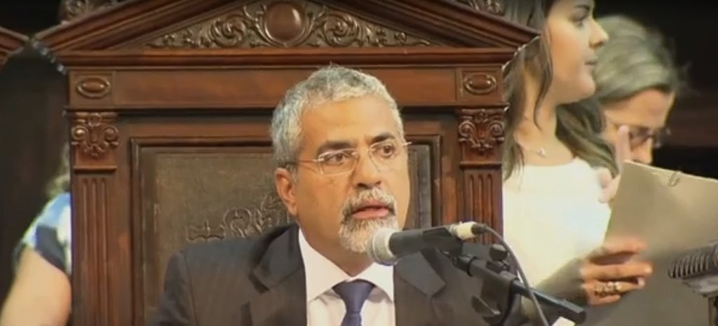 O secretário-chefe da Casa Civil do Governo do Estado do Rio de Janeiro, Christino Áureo da Silva, e sua ex-mulher Claudia Cataldi, foram denunciados pelo MP-RJ por irregularidades quando ocupava o cargo de secretário estadual de Agricultura, nos governos de Rosinha Garotinho e Sérgio Cabral; de acordo com a denúncia, Áureo teria nomeado funcionários para cargos em comissão na secretaria, mas exerciam atividades domésticas para ele ou na ONG Responsa Habilidade, presidida por Claudia