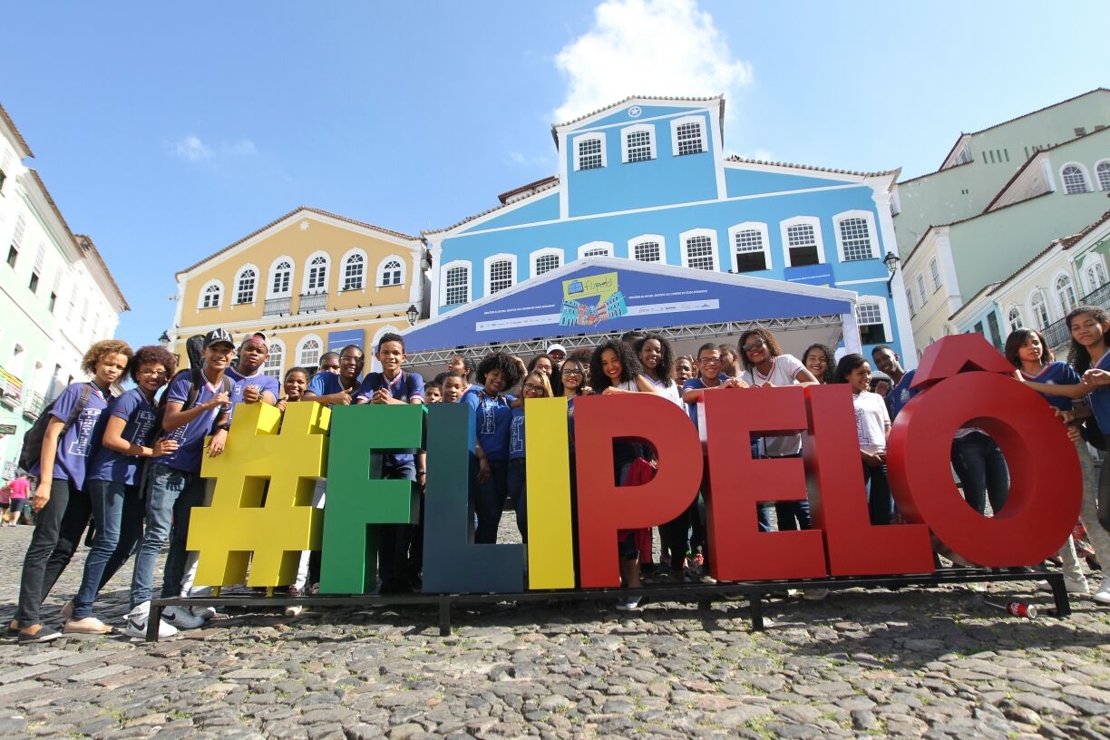 A terra de Jorge Amado já festeja a primeira edição da Festa Literária Internacional do Pelourinho, a Flipelô; o evento, cuja programação foi aberta nesta quinta-feira ao público, homenageia o escritor baiano e aniversariante do dia, além da escritora Zélia Gattai (esposa de Amado) e a poetisa baiana Myriam Fraga (amiga de ambos); a Flipelô se fez notada e mostrou que já começou bem, atraindo muitos estudantes, professores, especialistas, artistas, escritores e público em geral; a diversidade dos participantes reflete a escolha dos nomes para a programação, com a presença notável de escritores e escritoras baianas, negras e negros, nacionais e internacionais