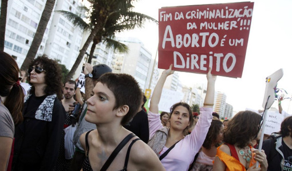 Cerca de 1,5 mil pessoas confirmaram presença e outras 4,5 mil demonstraram, nas redes sociais, interesse na manifestação – marcada para esta tarde (13), no Centro de Curitiba - contra a Proposta de Emenda Constitucional (PEC) 181; texto aprovado por uma comissão no Congresso proíbe o aborto em casos nos quais a interrupção da gravidez já é liberado pela Constituição: gravidez por estupro ou risco de morte para a mãe, que são direitos permitidos desde 1940 pelo Código Penal Brasileiro