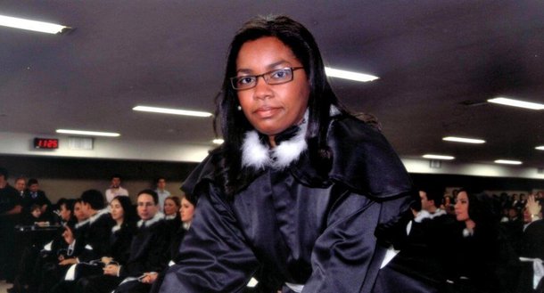 A juíza Adriana Maria Queiroz, de 38 anos, tem uma trajetória incomum entre os membros do Poder Judiciário. A hoje titular da 1ª Vara Cívil e da Vara da Infância e Juventude de Quirinópolis, Goiás, passou por uma infância pobre e trabalhou como faxineira para pagar seu curso de direito; conheça a sua história