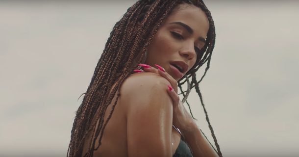 Anitta, você conhece a realidade das favelas. Você conhece a periferia. Você sabe qual é a importância do Bolsa Família na vida dessas pessoas. Você sabe como o preço do gás está empurrando as donas de casa para o fogão a lenha. Você sabe que não dá para ficar impassível diante de 52 milhões de brasileiros na linha da pobreza, sem trabalho e sem futuro