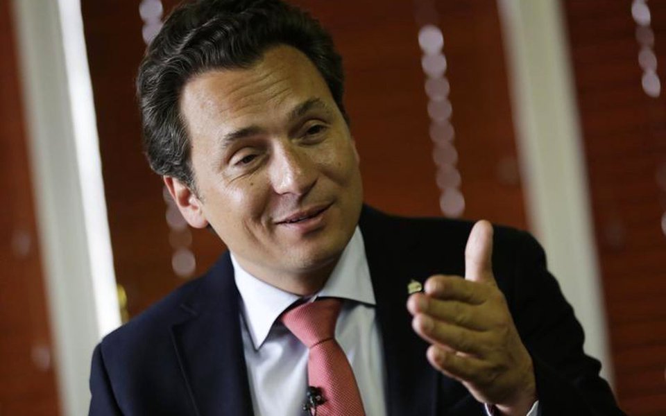 Emilio Lozoya, ex-presidente da petroleira estatal mexicana Pemex, negou ter canalizado subornos da empreiteira brasileira Odebrecht para a campanha do presidente Enrique Peña Nieto e disse que as contas bancárias nas quais supostamente foram depositados milhões de dólares não eram suas; "Nego categoricamente minha participação nestes fatos, e por isso não tenho comentários sobre algum possível financiamento ilegal da campanha em 2012", afirmou; segundo denúncias veiculadas pela mídia, Lozoya, teria recebido US$ 10 milhões em subornos em 2012 de um ex-executivo da Odebrecht SA, em troca de um contrato de US$ 115 milhões na refinaria de Tula