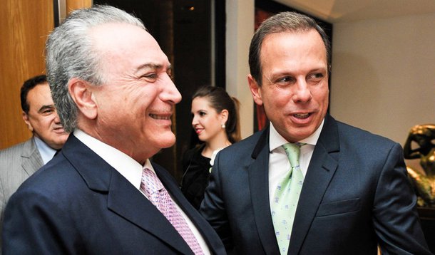 Para alguém que sonha em ser presidente, João Doria deflagrou um tiro de grosso no pé, ao defender a permanência de Michel Temer no Poder, mesmo contra a vontade da esmagadora maioria da população brasileira, e em meio a acusações gravíssimas de corrupção, associação criminosa e obstrução judicial; "É grave, gravíssimo [o que foi tornado público], mas é preciso considerar que nós temos a situação econômica que exige responsabilidade dos deputados e senadores para seguir na votação e na aprovação das reformas", disse Doria; "O PSDB não deve romper com o Brasil. O PSDB deve ter equilíbrio. Numa situação como essa, bom senso, equilíbrio, serenidade, são fundamentais"