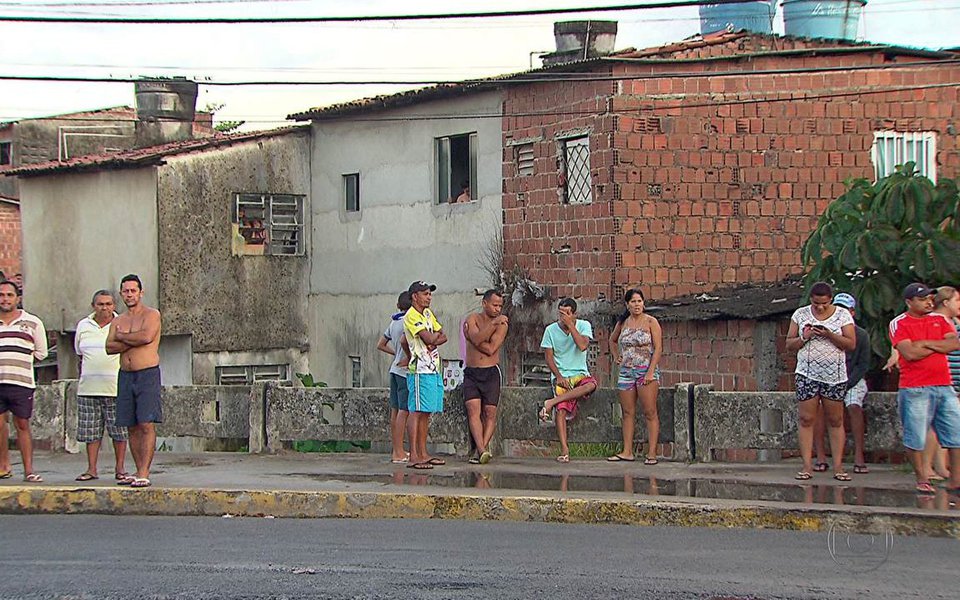 Após mais um fim de semana violento em Pernambuco, em que 41 pessoas foram assassinadas, o líder da Oposição no Senado, Humberto Costa (PT-PE), lamentou o "cenário de guerra" e as estatísticas avassaladoras nessa área; Estado registra quase 4 mil assassinatos nos oito primeiros meses deste ano; "Infelizmente, hoje, pasmem os senhores, 1% de todos os homicídios que ocorrem no planeta acontece em Pernambuco. E, diante desse campo de guerra em que se transformaram as ruas, o Governo do Estado assiste a tudo inerte", afirmou o líder da oposição no Senado, Humberto Costa (PT-PE)