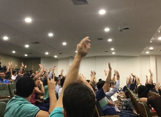 Aconteceu na noite de quinta-feira mais uma assembleia do movimento “Médicos Unidos pela Saúde”, que exige da prefeitura de Goiânia condições mais dignas de trabalho para a categoria; médicos reafirmaram a decisão de recusar os termos do novo contrato oferecido pelo prefeito Iris Rezende (PMDB) em votação quase unânime;nesta sexta-feira, os médicos vão tentar novo acordo com a secretária de Saúde, Fátima Mrué; caso não haja atendimento, a tendência é que a rede municipal fique desfalcada de mais de 400 profissionais neste final de semana, já que o contrato atual expira amanhã