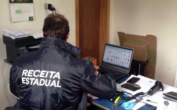 A Receita Estadual promove uma operação simultânea em Porto Alegre e outras 20 cidades do interior contra 30 estabelecimentos que respondem por mais de R$ 120 milhões de ICMS sonegado, além de multas e juros; as empresas alvo da operação, denominada de 'Concorrência Leal', faturaram no último ano o montante de R$ 1,08 bilhão; trata-se da maior operação da Receita Estadual em 2017