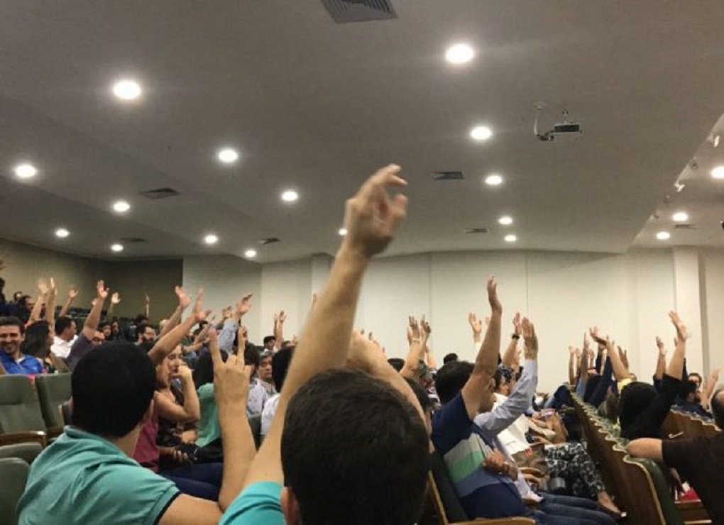 Aconteceu na noite de quinta-feira mais uma assembleia do movimento “Médicos Unidos pela Saúde”, que exige da prefeitura de Goiânia condições mais dignas de trabalho para a categoria; médicos reafirmaram a decisão de recusar os termos do novo contrato oferecido pelo prefeito Iris Rezende (PMDB) em votação quase unânime;nesta sexta-feira, os médicos vão tentar novo acordo com a secretária de Saúde, Fátima Mrué; caso não haja atendimento, a tendência é que a rede municipal fique desfalcada de mais de 400 profissionais neste final de semana, já que o contrato atual expira amanhã