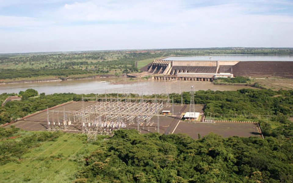 Chinesa State Power Investment Corp. (SPIC) venceu a disputa pelo lote A do leilão de hidrelétricas promovido pelo governo federal nesta quarta-feira (27); chineses ofereceram um pagamento de bônus de outorga de R$ 7,18 bilhões à União pela usina de São Simão, com um ágio de 6,5% por cento em relação ao bônus mínimo; hidrelétrica de São Simão, a maior das oferecidas no certame, tem 1.710 megawatts em capacidade
