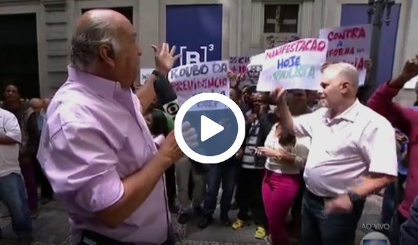 O repórter Márcio Canuto, da Rede Globo, fazia uma matéria na região central de São Paulo para o jornal SPTV, da Rede Globo, nesta sexta-feira (31), quando foi surpreendido por manifestantes que protestavam contra o projeto de terceirização aprovado pela Câmara dos Deputados; grupo mostrava cartazes atrás dos entrevistados, deixando Canuto incomodado. Ele chega a arrancar um deles das mãos de um ativista; ato faz parte do Dia Nacional de Mobilização, que ocorre hoje em todo o país para chamar a atenção para os efeitos nocivos da terceirização irrestrita, além das reformas Trabalhista e da Previdência propostas pelo governo de Michel Temer
 