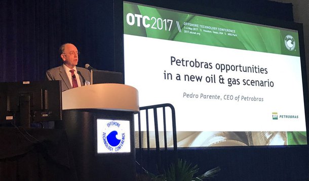 Federação Única dos Petroleiros (FUP) criticou nesta terça-feira, 2, o presidente da Petrobras, Pedro Parente, por sua conduta na Offshore Technology Conference (OTC), evento que reúne, em Houston (EUA), as maiores empresas de exploração e produção d de petróleo no mar; "Pedro Parente transformou a edição deste ano da OTC em um balcão de venda de ativos. Desde ontem (01/05), quando foi aberta a Conferência, ele vem atuando como garoto propaganda, alardeando as promissoras ofertas que a Petrobrás fará nas próximas semanas, quando pretende colocar novamente à venda os ativos", diz a federação