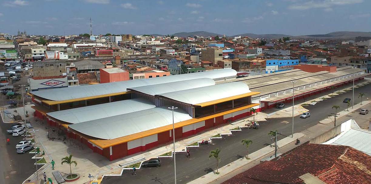 Com a reforma e ampliação do mercado, a população de Lagarto em breve passará a dispor de um centro de compras moderno, arejado e limpo; foram R$ 16 milhões investidos pelo Governo de Sergipe para dar comodidade e conforto aos comerciantes e consumidores; governador Jackson Barreto entregou a obra em dezembro e a prefeitura do município está providenciando a licitação dos boxes para fazer a entrega aos feirantes