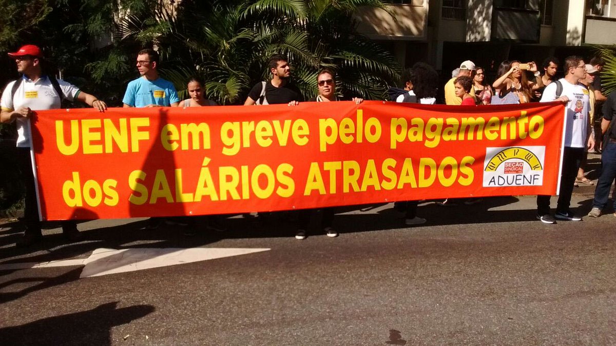 Servidores do Rio de Janeiro, principalmente da área da Educação, protestaram nesta terça-feira (8) contra o atraso nos salários dos aposentados e pensionistas, em frente ao Palácio Guanabara, sede do governo estadual; manifestação chegou a fechar os dois sentidos da Rua Pinheiro Machado, onde fica o Palácio; clima pacífico, que durou a maior parte do tempo, foi quebrado no fim da tarde, após confronto entre alguns manifestantes e policiais, que chegaram a atirar bombas de efeito moral e spray de pimenta