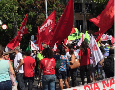 O cruzamento da avenida 13 de Maio com avenida da Universidade foi tomado, na manhã desta terça-feira (5), por manifestantes em protesto contra a Reforma da Previdência. Presente no ato, o presidente do PT Ceará defendeu uma greve geral como preparatória para uma grande mobilização e alertou para os riscos da proposta do governo Temer. “Não vem para melhorar e qualificar as condições de acessibilidade à previdência social. Muito pelo contrário”