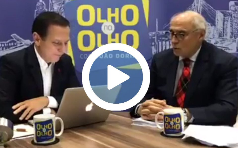 O vereador Eduardo Suplicy (PT-SP) participou, na noite desta quinta-feira (10), do programa de entrevistas semanal do prefeito João Doria (PSDB); petista foi o primeiro convidado do programa que não é um apoiador ou bajulador do prefeito e, entre outras ações, perguntou ao tucano se ele acha admissível que uma mulher seja chamada de "anta", em referência ao xingamento de Doria à presidente legítima Dilma Rousseff; "Em certos momentos, não é a melhor referência", se limitou a admitir o tucano; enquanto Suplicy dava detalhes de ações chocantes, como a da prefeitura em parceria com o governo do estado que resultou no assassinato de um jovem na Favela do Moinho, ou a truculência com que a prefeitura trata moradores de rua, Doria ouvia tudo com um sorriso sarcástico no rosto