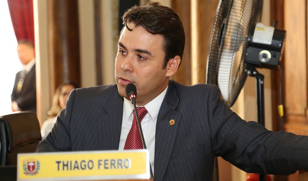 O vereador curitibano Thiago Ferro (PSDB) foi à tribuna da Câmara Municipal pedir para ser investigado pelos seus colegas de parlamento; Ferro é acusado de ficar com parte dos salários de três ex-funcionários de seu gabinete; o pedido do vereador, para que seja investigado, faz parte da estratégia dos advogados que o representam 