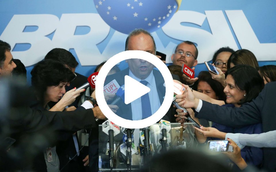 Governador do Rio de Janeiro, Luiz Fernando Pezão (PMDB), negou o recebimento de propina em esquema envolvendo o Tribunal de Contas do Estado (TCE-RJ); filho de Jonas Lopes Filho falou em depoimento que cerca de R$ 900 mil de dinheiro ilícito foram usados para pagar despesas pessoais do governador, por meio do subsecretário de Comunicação, Marcelo Amorim; "Mentira deslavada. Tenho muita tranquilidade quanto a isso. Marcelo já depôs. Quem conhece meu padrão de vida sabe que foge a qualquer propósito. Nem meus quatro anos de salário da um dinheiro desses", declarou; por meio de videoconferência, Pezão foi ouvido pelo juiz Sergio Moro como testemunha de defesa do ex-governador Sérgio Cabral, sobre outro caso, que trata do superfaturamento na terraplanagem do Comperj