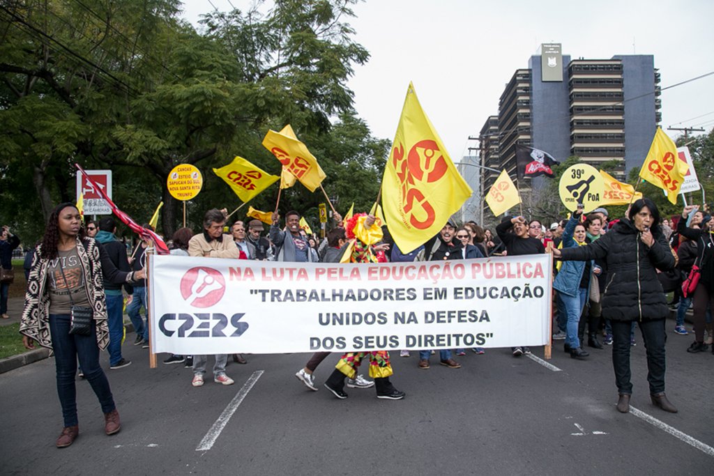 04/08/2017 - PORTO ALEGRE, RS Ato do Cpers em frente à Secretaria de Educação. Foto: Maia Rubim/