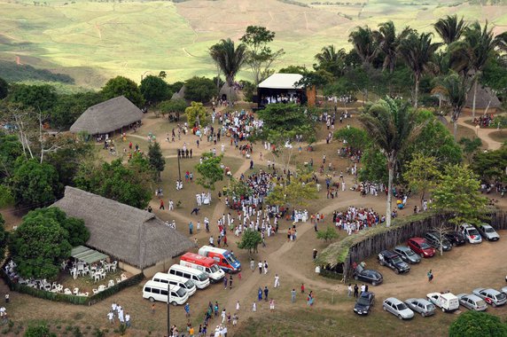 Declarada Patrimônio Cultural do Mercosul, em uma cerimônia realizada no último sábado (11), a Serra da Barriga será o cenário de uma vasta programação em celebração à Consciência Negra, nesta segunda-feira (20); comemoração teve início na madrugada, às 4h, com uma homenagem dos líderes das religiões de matriz africana, aos seus ancestrais; programação consta, também, uma homenagem a Zumbi dos Palmares e diversas apresentações culturais que seguem até o final do dia