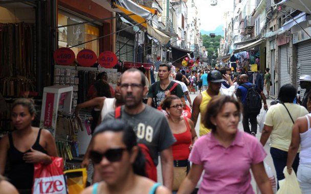 Enquanto o varejo nacional registra crescimento de 3,6%, o comércio baiano cresceu 1% no mês de agosto, em comparação ao mesmo mês do ano passado, de acordo com apuração feita pela Pesquisa Mensal de Comércio (PMC) e analisada pela Superintendência de Estudos Econômicos e Sociais da Bahia (SEI); apesar da conjuntura ainda adversa da atividade econômica, o comércio varejista continua registrando, na Bahia, crescimento nas vendas e foi o segmento de Móveis e eletrodomésticos que ditou fortemente o ritmo de crescimento