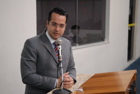 O presidente do PMDB, Romero Jucá (RR), enfiou ofício ao presidente do Tribunal Superior Eleitoral, Gilmar Mendes, informando a decisão do partido de suspender a atividade partidária em todos os níveis, por 60 dias, de seis deputados federais por desobediência partidária, entre eles o cearense Vitor Valim. Os punidos posicionaram-se contra o presidente Michel Temer na votação da denúncia por corrupção passiva na Câmara