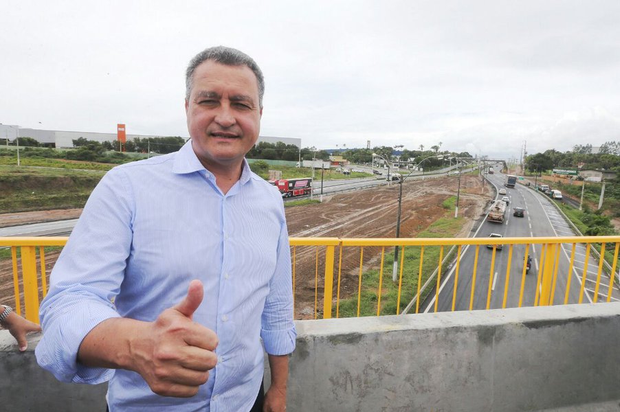 No aniversário de 184 anos de emancipação de Feira de Santana, nesta segunda-feira, o governador Rui Costa inaugurou o novo viaduto que liga a Avenida Nóide Cerqueira à BR-324; com investimentos de R$ 12 milhões, a obra viária tem objetivo de dar mais fluidez ao tráfego na região nos horários de pico; "Hoje nós completamos uma grande obra, que é a Noide Cerqueira, essa maior avenida feita em Feira de Santana. E agora completamos a obra com este viaduto, com um investimento, que além de segurança, dá mais trafegabilidade a todo o fluxo da Nóide, e assim nós vamos melhorando a mobilidade e o tráfego aqui em Feira de Santana", disse Rui