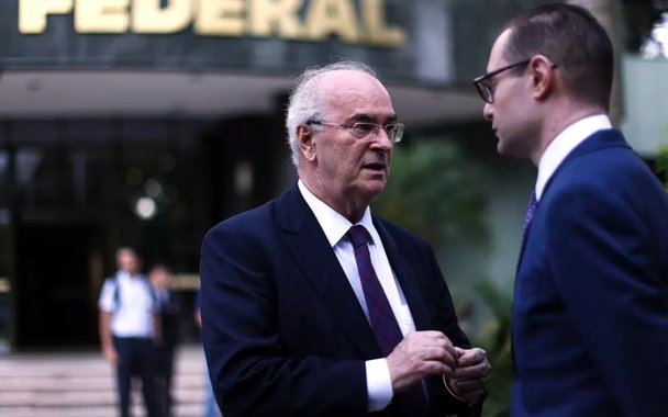 O advogado Roberto Teixeira, que defende o ex-presidente Luiz Inácio Lula da Silva na Lava Jato, foi internado na noite desta terça-feira (5) na Unidade de Terapia Intensiva (UTI) do Hospital Sírio Libanês, em São Paulo; Teixeira apresenta um quadro de insuficiência cardíaca e sem previsão de alta; por causa disso, a defesa do ex-presidente pediu o cancelamento da audiência de Roberto Teixeira com o juiz Sérgio Moro nesta quarta-feira