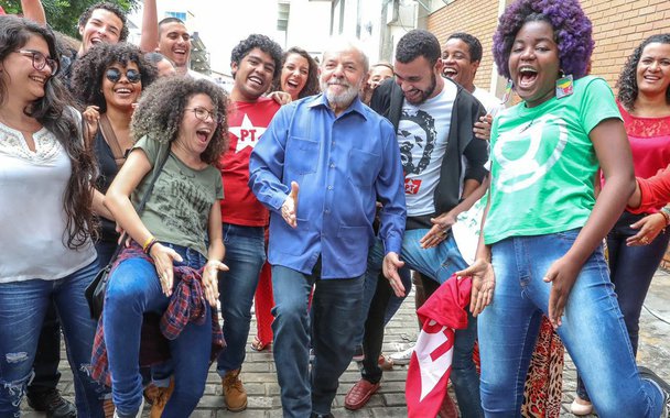 Além de mobilizar multidões em seu giro pelo Nordeste, o ex-presidente Lula também ganhou apoio da juventude ao dançar funk na Bahia, dando a famosa "sarrada"; postagem da foto nas redes sociais de Lula viralizou na internet; encontro com jovens na Bahia aconteceu pouco antes de Lula ir para a estrada rumo a Sergipe, segundo estado a ser visitado na caravana pelos nove estados do Nordeste; Lula também foi recebido aos gritos pelos jovens baianos; assista ao vídeo
