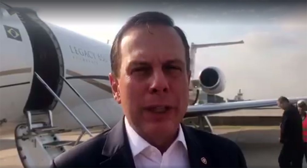 O prefeito de São Paulo, João Doria, se vangloria de viajar em seu jatinho e não onerar as contas públicas quando viaja pelo país; mas Viajandoria precisa explicar se o jatinho é dele ou da empresa do filho; se a segunda opção é verdadeira, Doria precisa esclarecer se os impostos da transferência do avião para a empresa do filho foram pagos ou foram sonegados, questiona o jornalista Fernando Brito, do blog Tijolaço