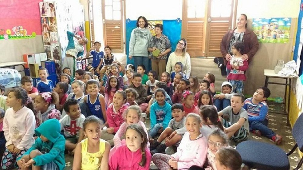 A etapa regional do Prêmio Professores do Brasil já tem seus vencedores e os professores mineiros se destacaram na iniciativa; dos seis educadores selecionados na região sudeste, três são mineiros: Andrea Rodrigues de Oliveira, professora da Escola Municipal Bonfim, no município de Juiz de Fora; Gracielle Leite da Silva, da Escola Estadual Pedro de Oliveira, no distrito de Ponte Alta de Minas, em Carangola; e Adalgisio Gonçalves Soares, da Escola Estadual Presidente Costa e Silva, em Minas Nova; ao todo, foram escolhidos, entre professores de todo o país, 30 vencedores na seleção regional