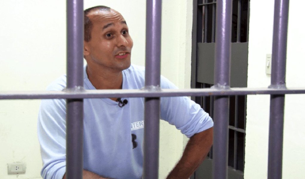 O traficante Márcio dos Santos Nepomuceno, o Marcinho VP, que já comandou a venda de drogas no morro do Alemão, disse em entrevista ao UOL que o narcotráfico financia campanhas políticas no Brasil; “Acho que a sociedade não está preparada para a legalização das drogas no Brasil (…) O tráfico de drogas financia campanhas políticas (…) Campanhas de governadores, senadores, deputados. Não interessa para eles acabar com essa fonte de financiamento de campanha. Não interessa. Com certeza"