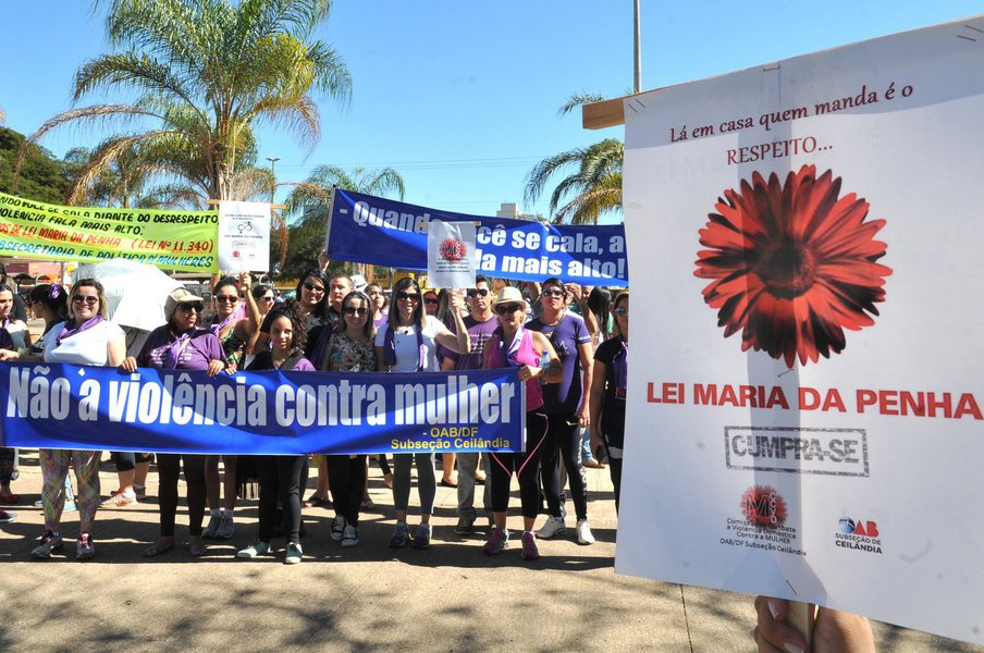 Senado aprovou, na terça-feira (10), Dia Nacional de Luta Contra a Violência à Mulher, projeto que altera a Lei Maria da Penha, a fim de permitir ao delegado de polícia conceder medidas protetivas de urgência às mulheres que sofreram violência e a seus dependentes, uma prerrogativa que hoje é exclusiva dos juízes; medida foi votada simbolicamente na Casa e anunciada como positiva, mas integrantes do Ministério Público, Defensores Públicos Gerais e organizações feministas criticam as mudanças. Elas pedem que o presidente Michel Temer vete a proposta