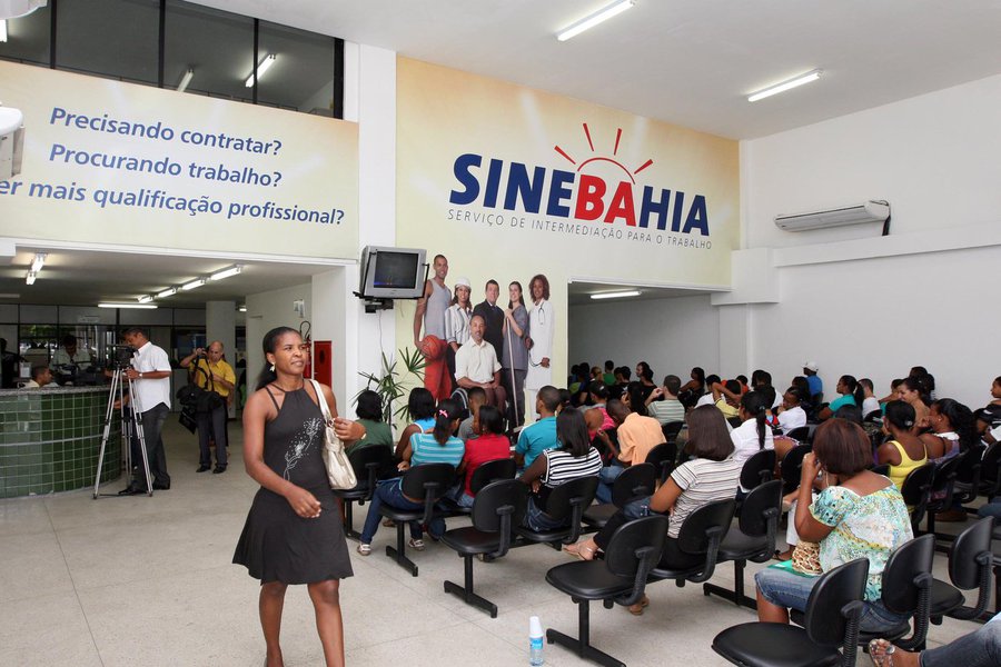 O Serviço de Intermediação para o Serviço (SineBahia), vinculado à Secretaria do trabalho, Emprego, Renda e Esporte do Estado (Setre), encerrou o mês de maio com 5.907 colocados no mercado de trabalho formal; o resultado é 82,2% maior do que o registrado pelo serviço no mesmo período do ano anterior e o melhor desempenho entre os meses de maio, desde 2014; "Os números do SineBahia refletem o bom desempenho da Bahia na geração de novos postos de trabalho, quando fomos o único estado da Região Nordeste a apresentar saldo positivo de empregos formais entre janeiro a abril de 2017", diz a titular da Setre, Olívia Santana