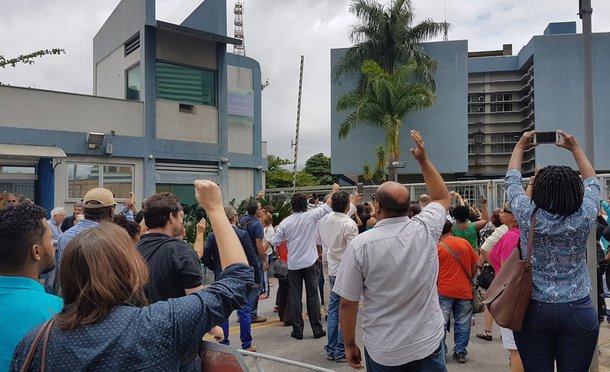 O blog Nocaute, do jornalista Fernando Morais, publicou vídeos que mostram o momento em que professores e alunos da UFMG comemoram a libertação da cúpula da instituição, levada coercitivamente para depor no âmbito da operação Esperança Equilibrista, da Polícia Federal; sob o argumento de apurar suposto desvio de R$ 4 milhões para a construção do Memorial da Anistia, a PF conduziu o reitor Jaime Arturo Ramírez, a vice-reitora Sandra Goulart Almeida, e a ex-vice-reitora e historiadora Heloisa Starling