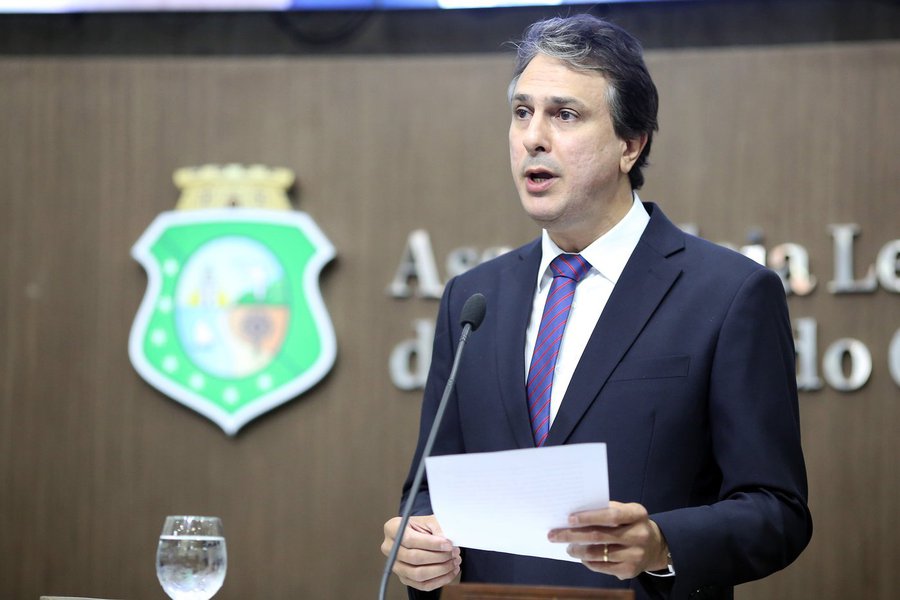 O governador Camilo Santana (PT) apresenta, nesta sexta-feira (1), o estudo Ceará Pacífico em Ação, que analisa os avanços alcançados pela iniciativa até aqui e traça um diagnóstico dos principais desafios da segurança pública no Estado. Também serão assinados decretos que ampliam a garantia de direitos e aprimoram as atribuições de instâncias que atuam na segurança pública e atendimento social